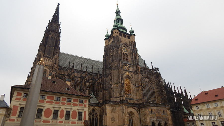 Вид на Собор Святого Вита в Праге со стороны площади