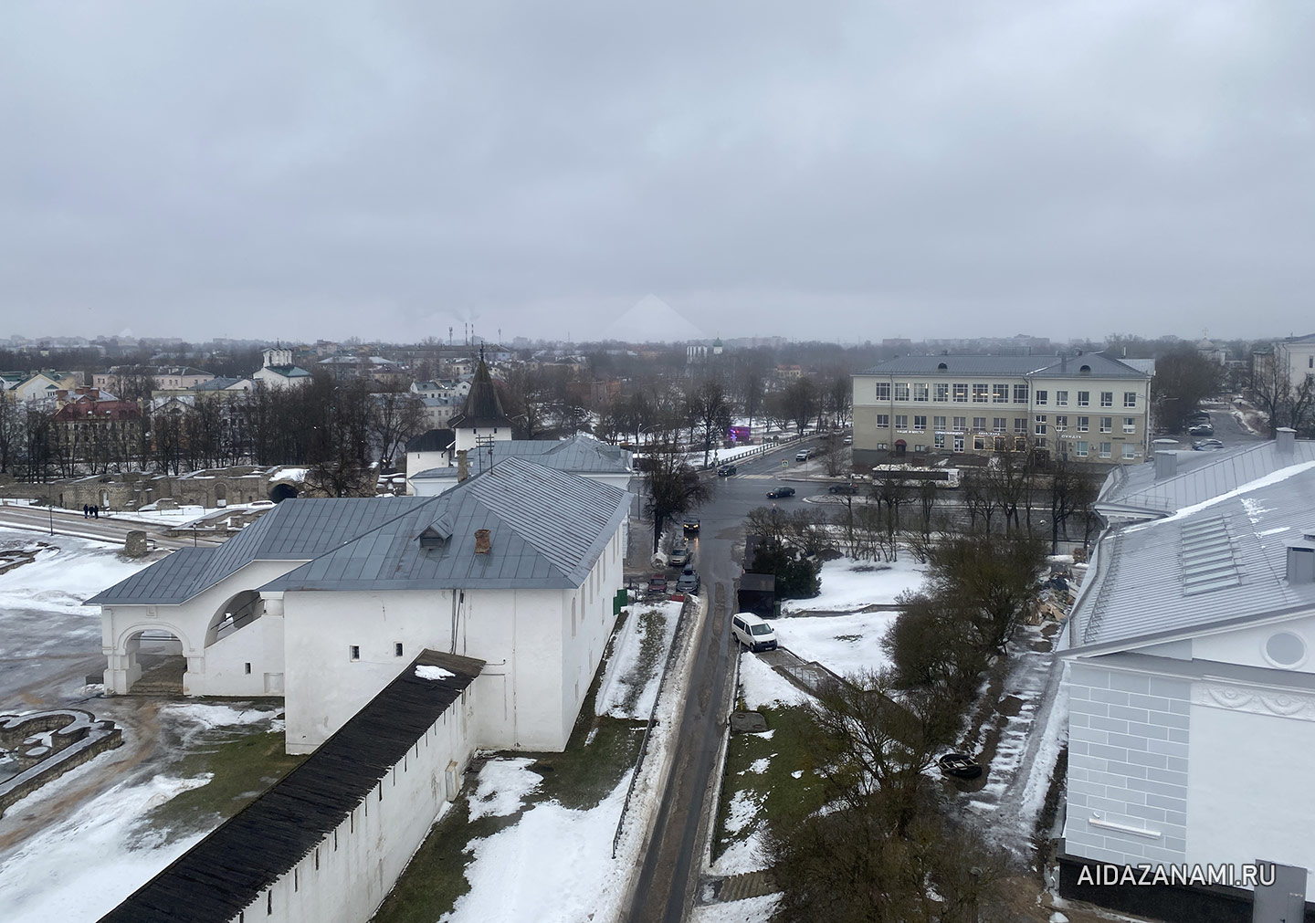 Вид на Псков сверху с одной из башен Кремля